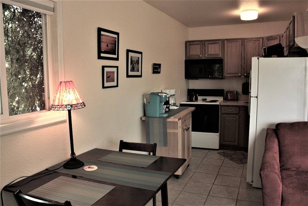 Ganze Wohnung, Malerisches Studio Cottage, Spaziergang in der Innenstadt, Haustiere erlaubt, eingezäunter Hof, überdachte Terrasse in Prescott, Yavapai County