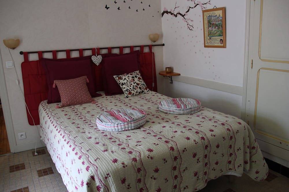 Ruhiges Ferienhaus mit Pool und völlig privaten Fischteich in der Nähe von Lascaux. in Thenon, Périgord Noir