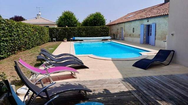 Maison de vacances pour 6 personnes, avec Terrasse ainsi que Jardin et Piscine à Nalliers