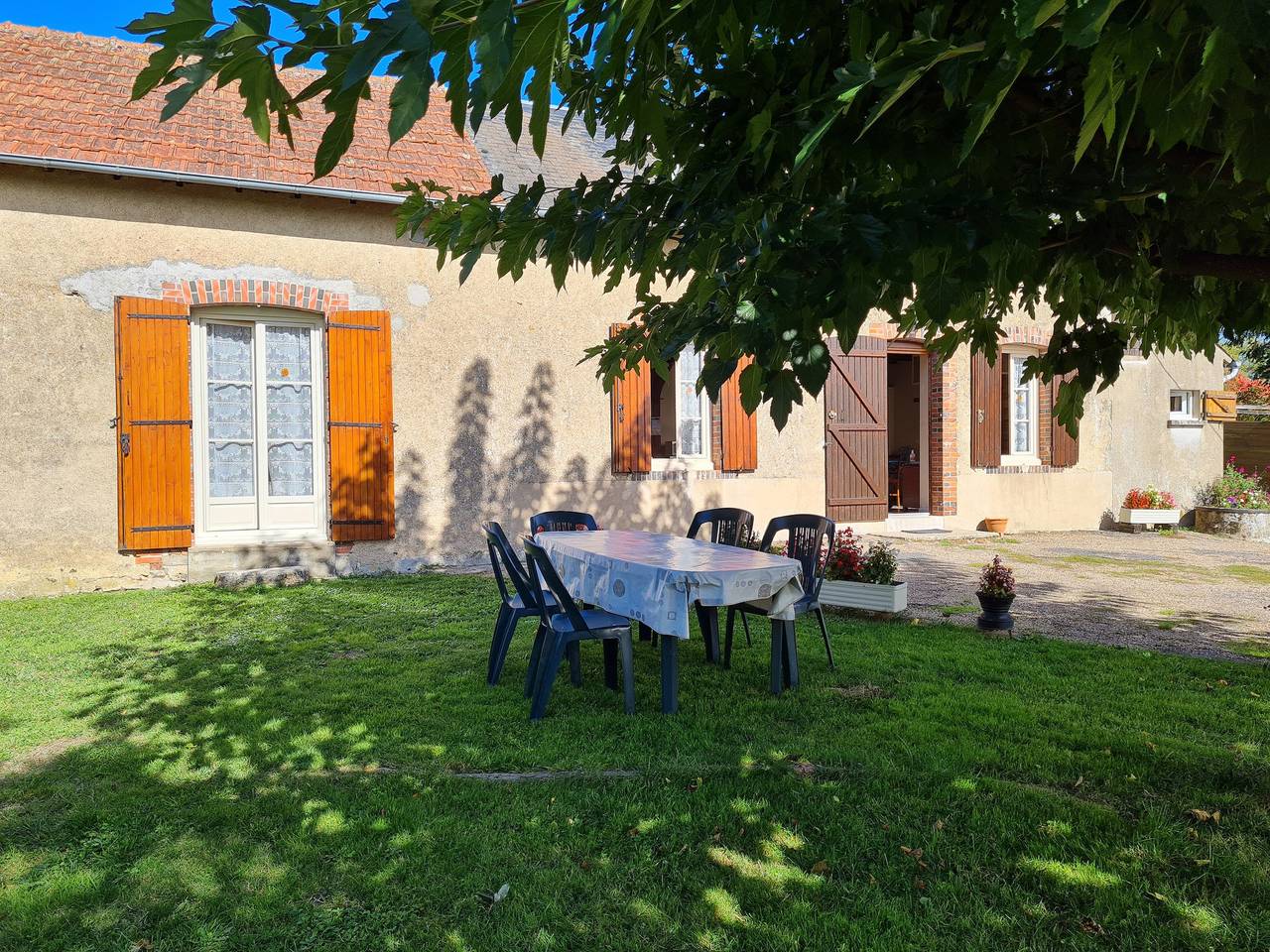 Casa independiente con patio cerrado a 1km del pueblo in Pierrefitte-ès-Bois, Región de Montargis