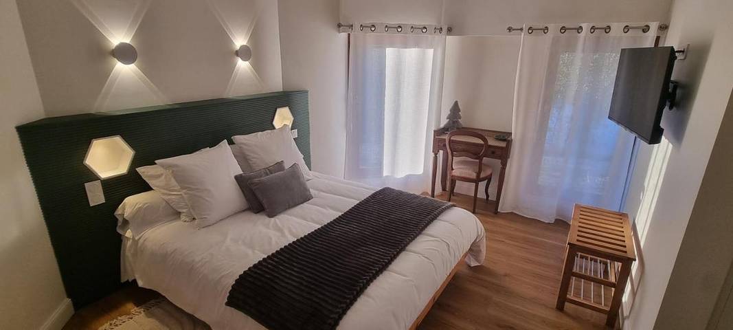 Location de vacances pour 2 personnes, avec terrasse et piscine ainsi que vue et jardin à Gabarret - 2