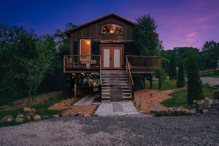 Vacation house for 8 people, with balcony and yard as well as lake view, kid friendly in Indiana