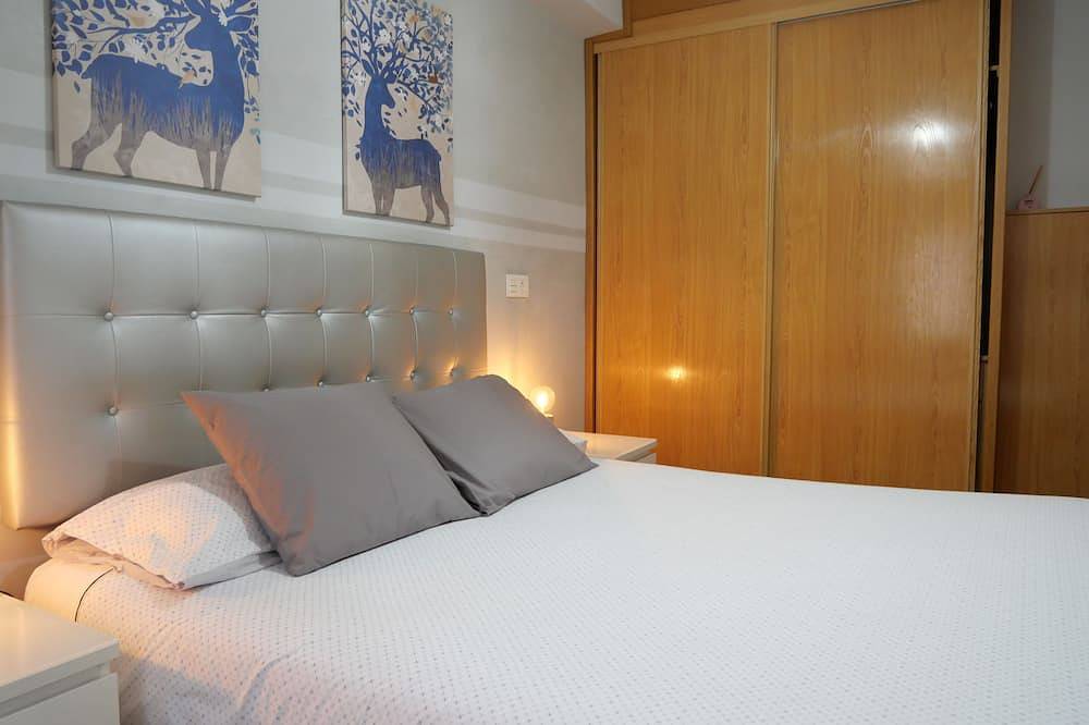 Entire apartment, Laucar Vivienda de Uso Turístico, pets allowed, centrally located, spacious living room and kitchen in Burgos, Burgos Province