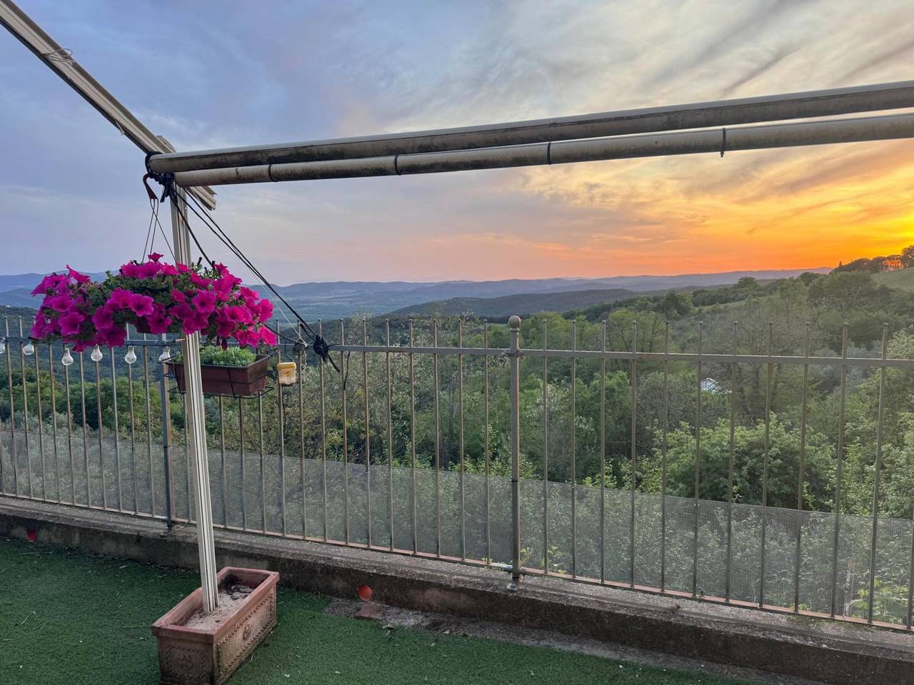 Country House 'La Casa Del Pino' with Mountain View, Private Garden and Wi-Fi in Massa Marittima, Grosseto Province