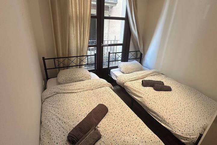Entire apartment, La rambla guesthouse 1-3 in Barcelona Centre, Barcelona
