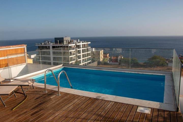 Gîte pour 8 personnes, avec vue ainsi que piscine et balcon dans Praia