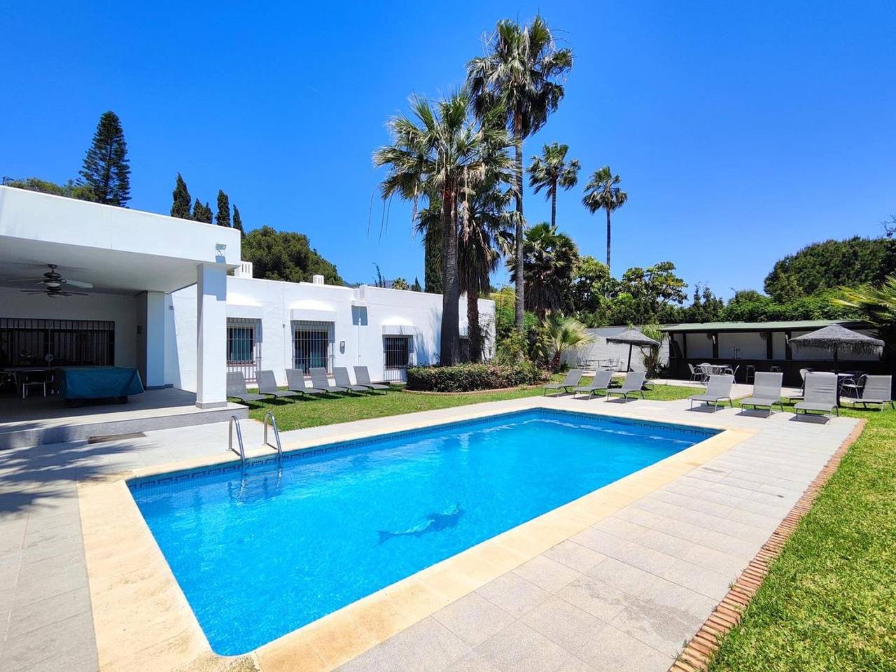 Large villa Puerto Banús 10 bedrooms with pool and jacuzzi in Marbella West, Marbella