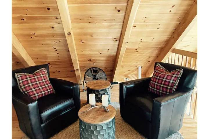 Vacation rental for 8 people, with hot tub and pool as well as yard, with pets in Mount Snow