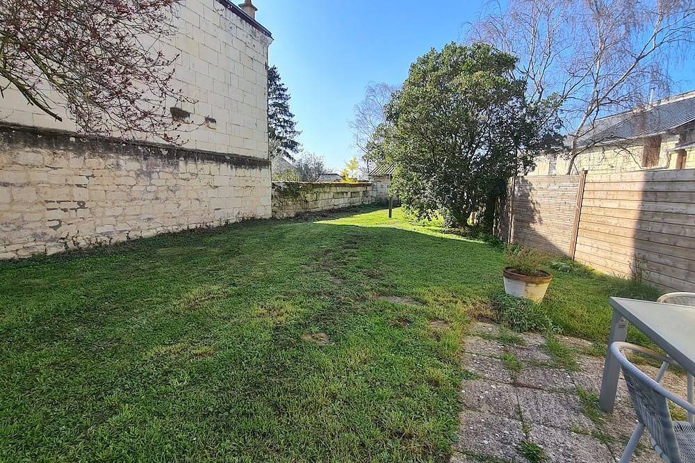 Charming independent tuffeau house in Saint-Cyr-en-Bourg, Vallée de la Loire