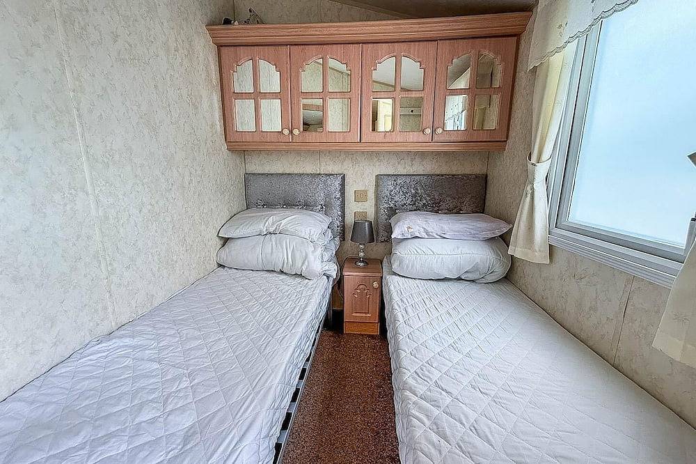 8 berth caravan with Wifi and decking in Lincs ref 78003P in Skegness, Lincolnshire