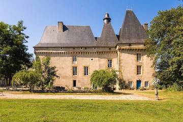Gîte pour 13 personnes, avec piscine et terrasse à Chalais (Aquitaine)