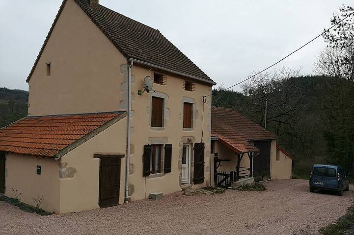 Location de vacances pour 8 personnes, avec jardin et terrasse, animaux acceptés à Châtel-Montagne