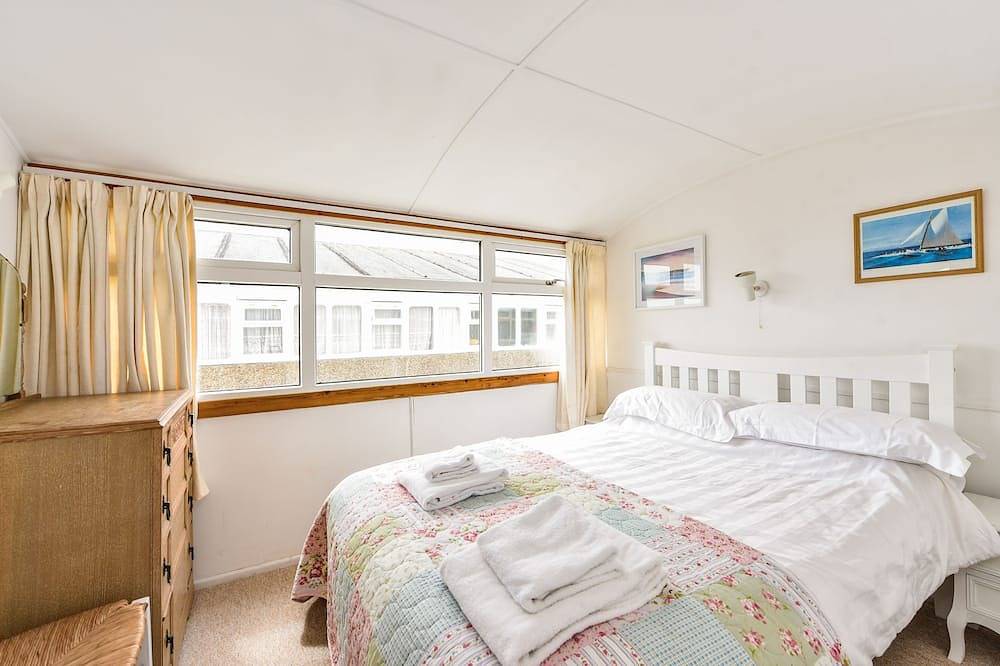 Seasidings, Pagham - sleeps 10 guests  in 5 bedrooms in Sussex Occidental