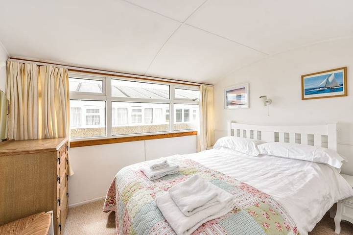 Seasidings, Pagham - sleeps 10 guests  in 5 bedrooms in West Sussex