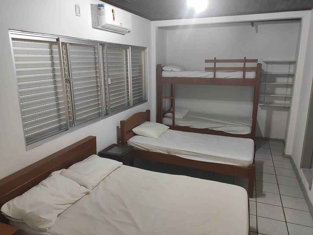 Schönes 3-Zimmer-Haus auf das Meer am Strand in Florianopolis mit Blick auf in Florianópolis, Litoral Catarinense