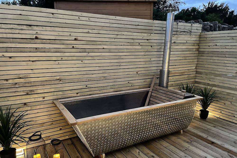 Luxury hotel style 2-bed home with hot tub central location (pet friendly) in Wooler, Northumberland