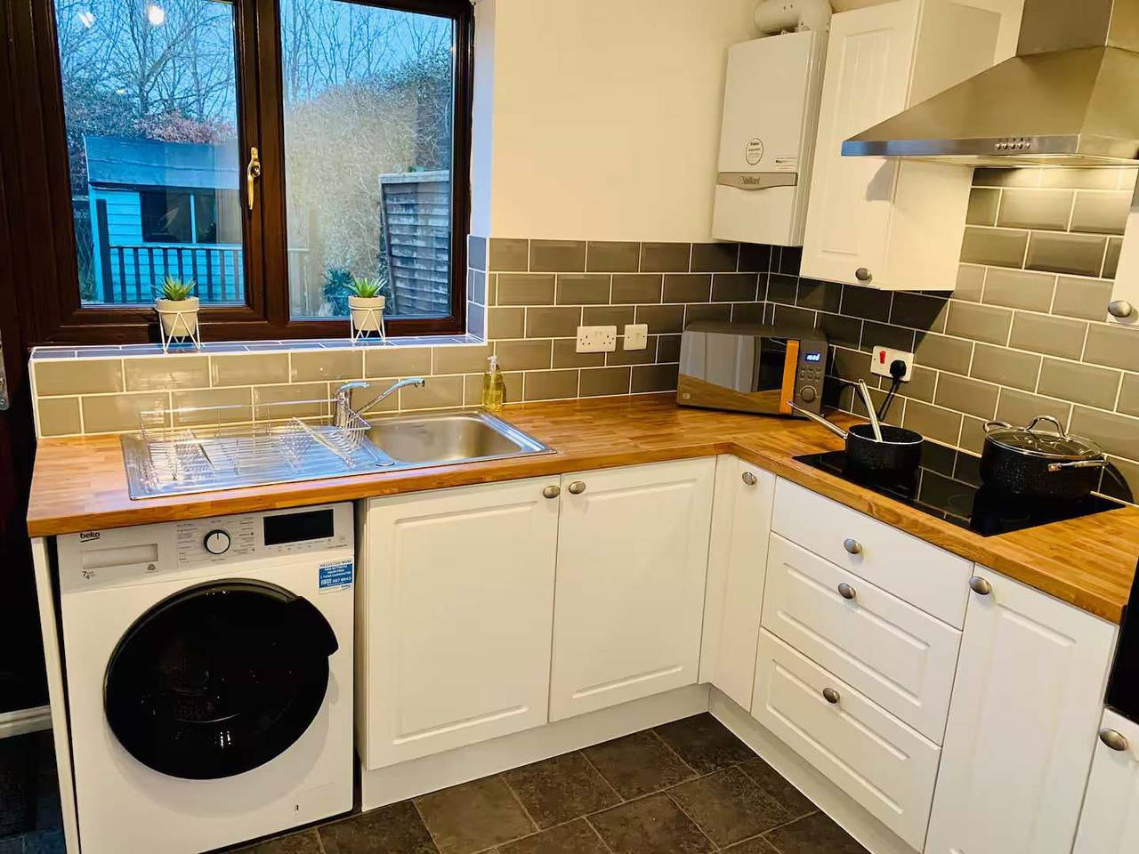 Comfortable 3Br Stay w/ Parking | Taunton in Taunton, Somerset