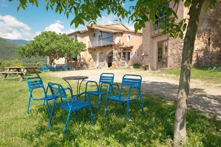 Casa rural para 4 personas, con piscina además de vistas y jardín en Garrotxa