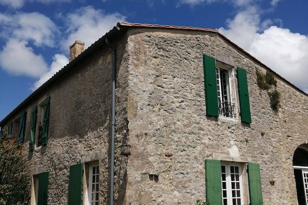 Character Family Home 10/12 persons 5 bedrooms, 5 bathrooms in Loix, Ile de Re