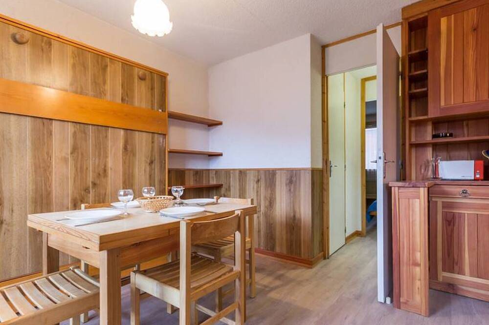 Entire apartment, Bright apartment near slopes with balcony in La Plagne, Bellentre