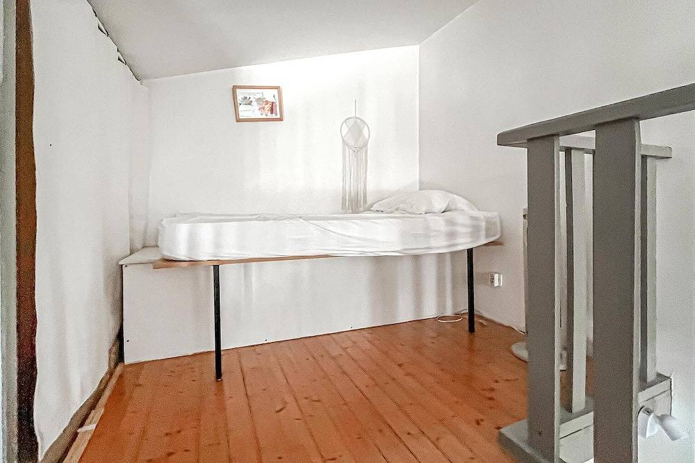 Awesome home in Aramon with outdoor swimming pool in Aramon, Nimes region