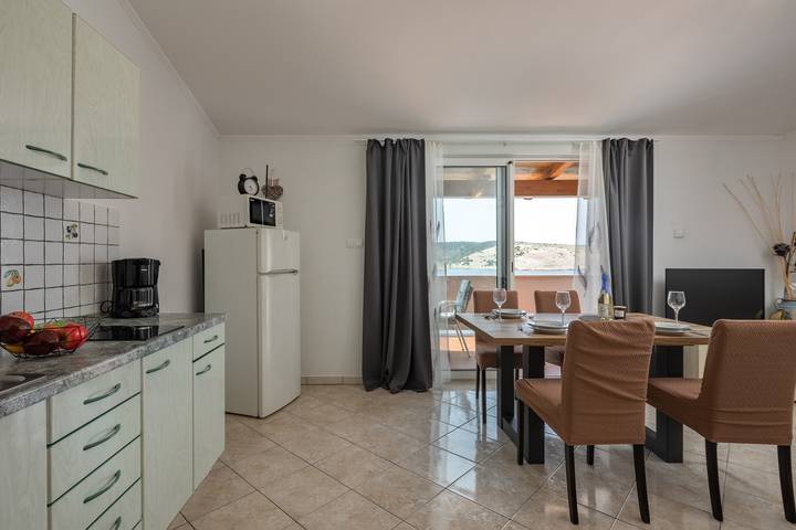 Ganze Wohnung, Sunset By The Sea /w Sea View Balcony in Lopar, Rab
