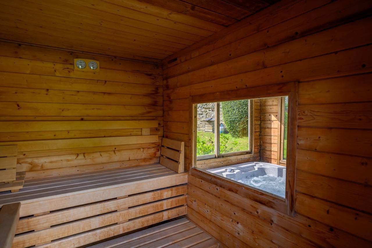 ‘Petite Maison & Wellnessruimte’ met jacuzzi, wifi, terras en privé tuin in Cléguérec, Pontivy en omgeving