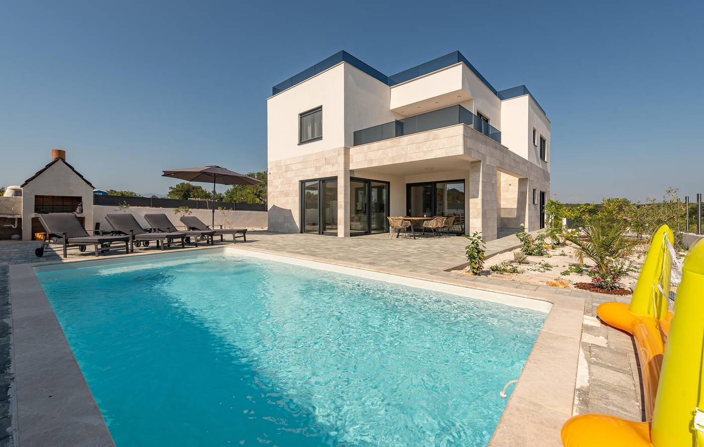 Geräumige 220 m² große Wohnung mit Pool, Terrasse, WLAN und Parkplatz in Nin, Zadar