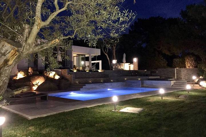 Location de vacances pour 12 personnes, avec Jacuzzi ainsi que Terrasse et Jardin dans Plage Cala Rossa