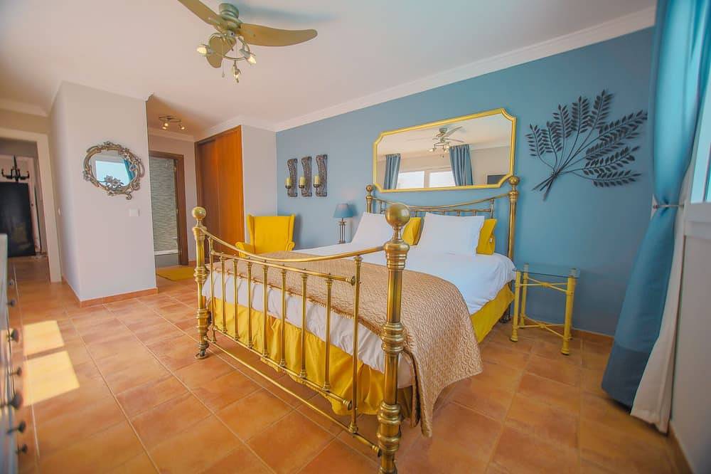 Luxury Villa with Private 25m Heated Pool & Jacuzzi in Conil, Tías