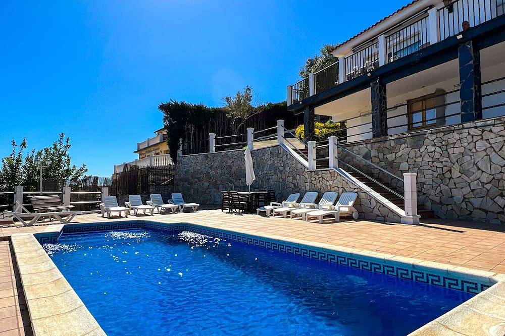 Casa capacidad 10 pax con piscina privada, bbq y Wifi gratis in San Cipriano de Vallalta, Costa del Maresme