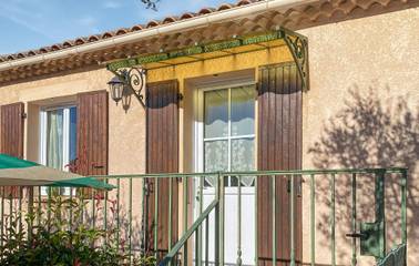 Gîte pour 6 personnes, avec jardin ainsi que piscine et terrasse, adapté aux familles à Chassiers