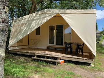 Tente pour 4 personnes, avec sauna ainsi que jacuzzi et bassin pour enfant en Loire-Atlantique