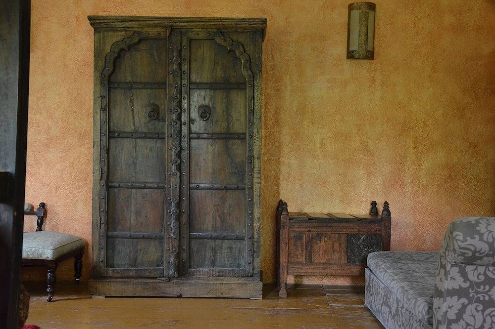 Stary, pełen charakteru kamienny dom u podnóża Gór Izery in Sudety (Polska)