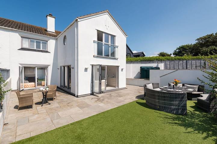 Cottage for 10 people, with balcony and garden as well as hot tub in Rhosneigr