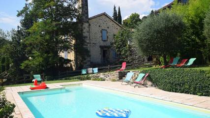 Gîte pour 4 personnes, avec terrasse ainsi que jardin et piscine, animaux acceptés à Lalevade-d'Ardèche
