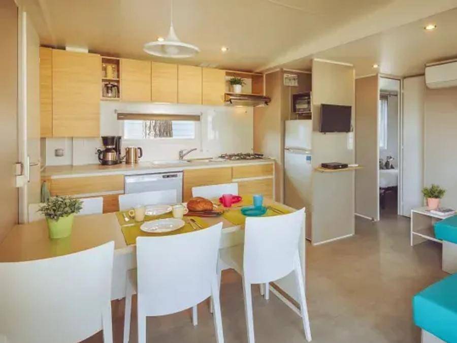 Camping Verdon Parc - Mobilhome 6 personnes - Premium | 3 Ch. | 6 Pers. | Terrasse Lounge | 1 Sdb | Clim. | Tv | By Roan in Gréoux-les-Bains, Parc naturel régional du Verdon