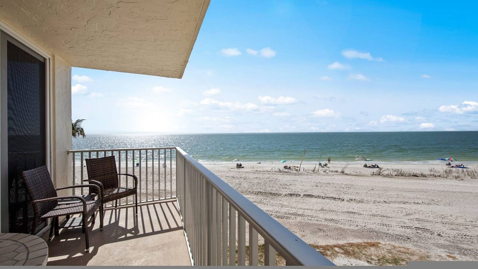Ganze Wohnung, Oceanfront Views + Balcony Sunsets Bikes Included in Fort Myers Beach, Estero Island
