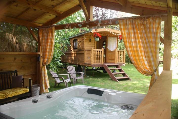 Gîte pour 3 personnes, avec Jacuzzi et Terrasse ainsi que Jardin et Piscine à Beurlay