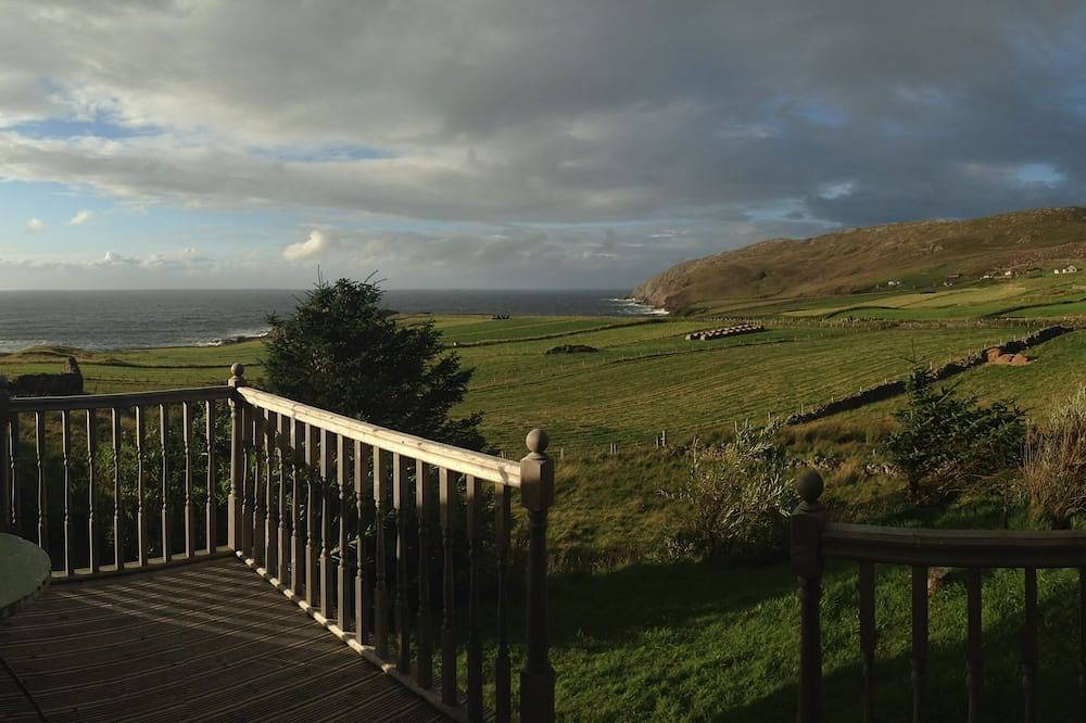 Unique rustic cottage, amazing views of wild places. Family and pet friendly in Highlands