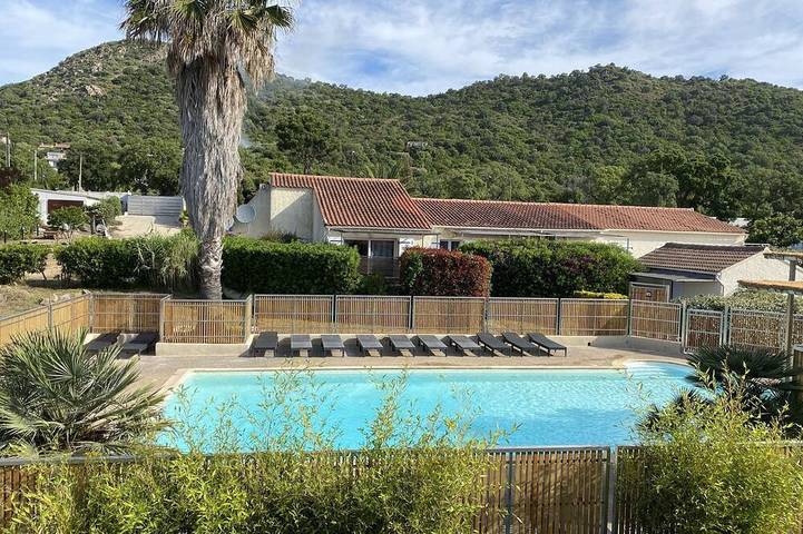 Villa pour 4 personnes, avec terrasse ainsi que jardin et piscine dans Fautea
