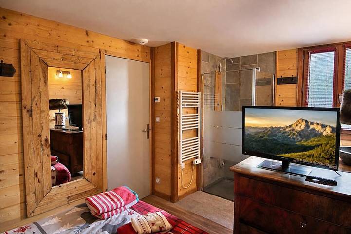 Charmantes Chalet, Bergblick und Skipisten, Jacuzzi, Hammam, Sauna, Tischfußball in Vars (station de ski), Vars