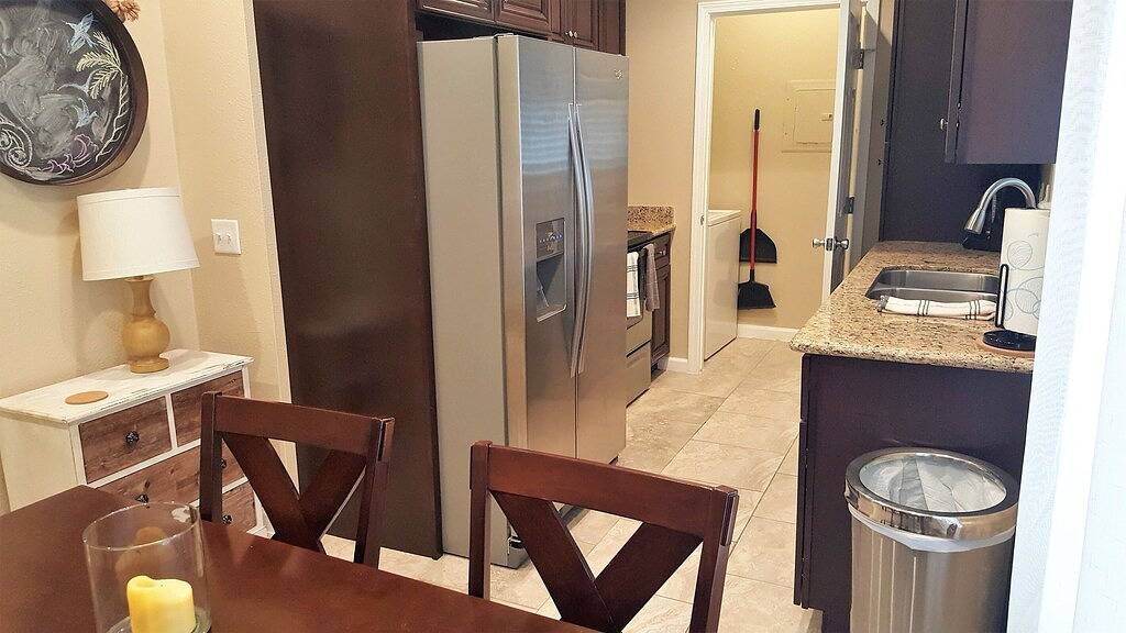 Ganze Wohnung, 1 Schlafzimmer 1 Badezimmer Condo On The Seawall. Ansichten des Strandes zwei Pools. Whirlpool in Galveston Island, Galveston