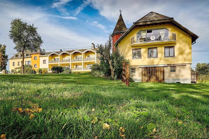 Hotel für 2 Personen, mit Balkon und Terrasse sowie Garten und Ausblick in Rommersheim