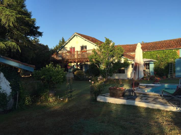 Location de vacances pour 14 personnes, avec Balcon et Terrasse ainsi que Jardin et Piscine dans Lannux