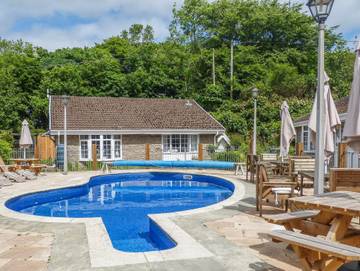 Log Cabin for 4 People in Cornwall, England, Photo 1
