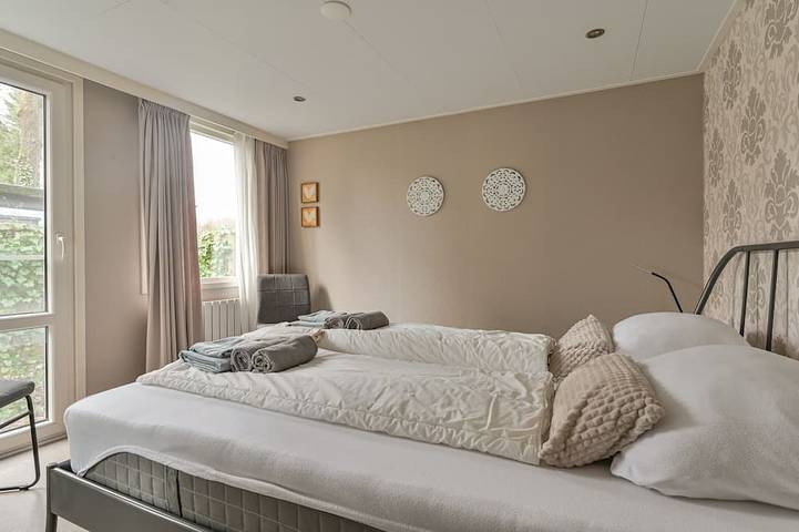 Spacious luxury 4 person Chalet in the middle of the Veluwe in Veluwe