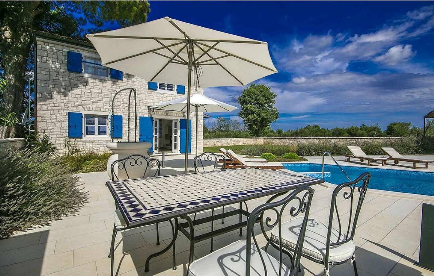 Villa with pool for 2 people and large garden in Centraal Istrië