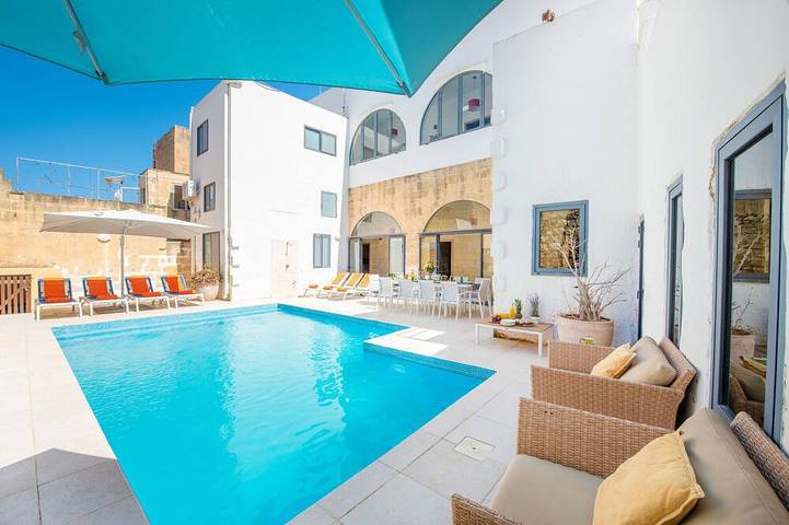 Villa for 12 people, with balcony and garden, with pets in Gozo