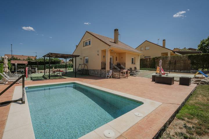 Casa rural para 8 personas, con Balcón y Jardín